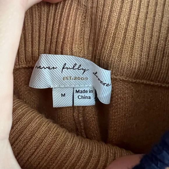 Never Fully Dressed Dana knitted wide leg jogger co-ord in camel | Size M - Picture 7 of 7